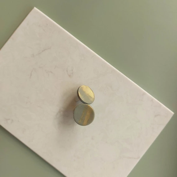 DOTS szürke arany bedugós kézműves fülbevaló