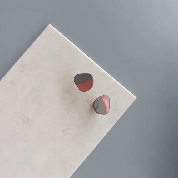 DOTS bronz és szürke bedugós, kézműves fülbevaló